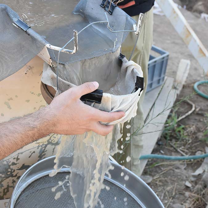 İzmir'in Bornova ilçesindeki Yassıtepe Höyüğü'nde 5 bin yıllık mühür ile takı konulduğu düşünülen 2 bölmeli kutu bulundu.
