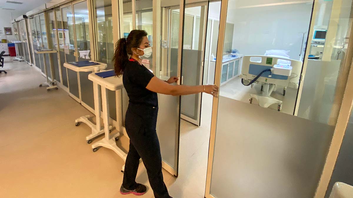 Antalya İl Sağlık Müdürü Op. Dr. İsmail Başıbüyük, "Yoğun bakımlarda yatan hastaların yaş ortalaması 75. Serviste ve yoğun bakımdaki hastaların her birinin mutlaka ek bir hastalığı var" dedi.