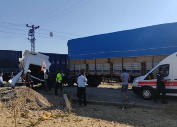 Hemzemin geçitte yük treni TIR'a çarptı