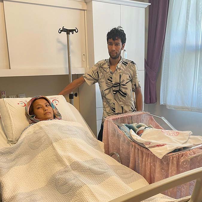 Afganistan uyruklu Züheyla nehir kıyısında doğum yaptı