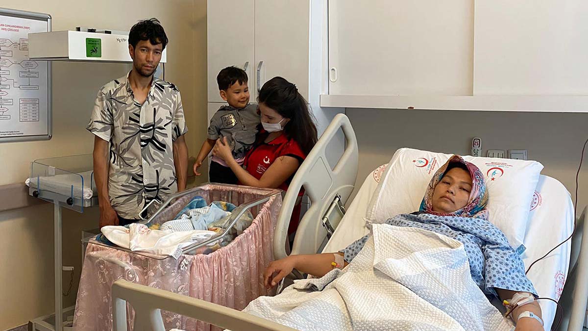 Afganistan uyruklu Züheyla nehir kıyısında doğum yaptı
