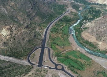 Yusufeli Baraj yolunun 9 köprülü kavşağı tamamlandı