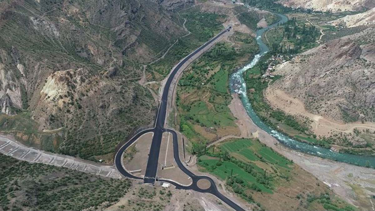 Yusufeli Baraj yolunun 9 köprülü kavşağı tamamlandı