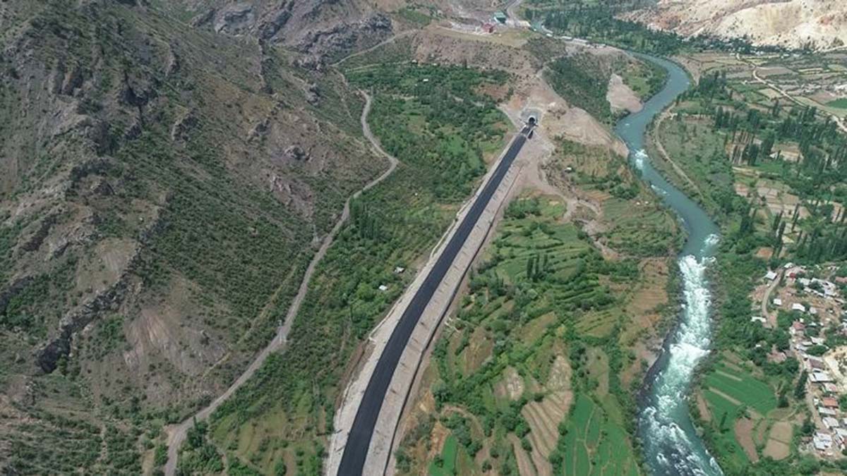 Artvin'de, Çoruh Nehri üzerinde inşa edilen Yusufeli Baraj yolunun 17 köprü ile 9 köprülü kavşağı tamamlandı. Projede 4 viyadükten diğer 2’sinin de tamamlanmasıyla 69 kilometrelik yolun hizmete açılması bekleniyor.