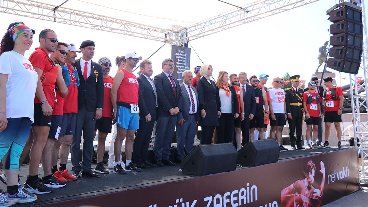 NEF Vakfı tarafından bu yıl ilki düzenlenen Zafer Ultra Maratonu'nun ilk etabı Büyük Taarruz'un 100’üncü yılında Afyonkarahisar'da koşuldu. 6 gün sürecek toplam 295 kilometrelik Zafer Ultra Maratonu 4 Eylül'de İzmir'de tamamlanacak.