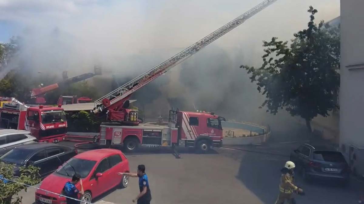 Zeytinburnu'nda hastane yangını sırasında içeriden çekilen görüntüler. Zeytinburnu'nda yanan hastaneden bazı hastalar prof. Dr. Murat dilmener hastanesi’ne getirildi
