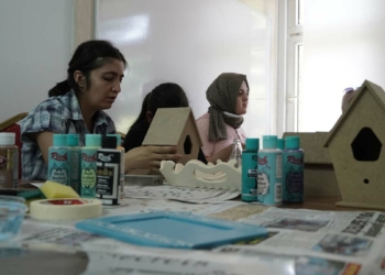 Ahşap boyama atölyesinde oyuncaklara özel dokunuş