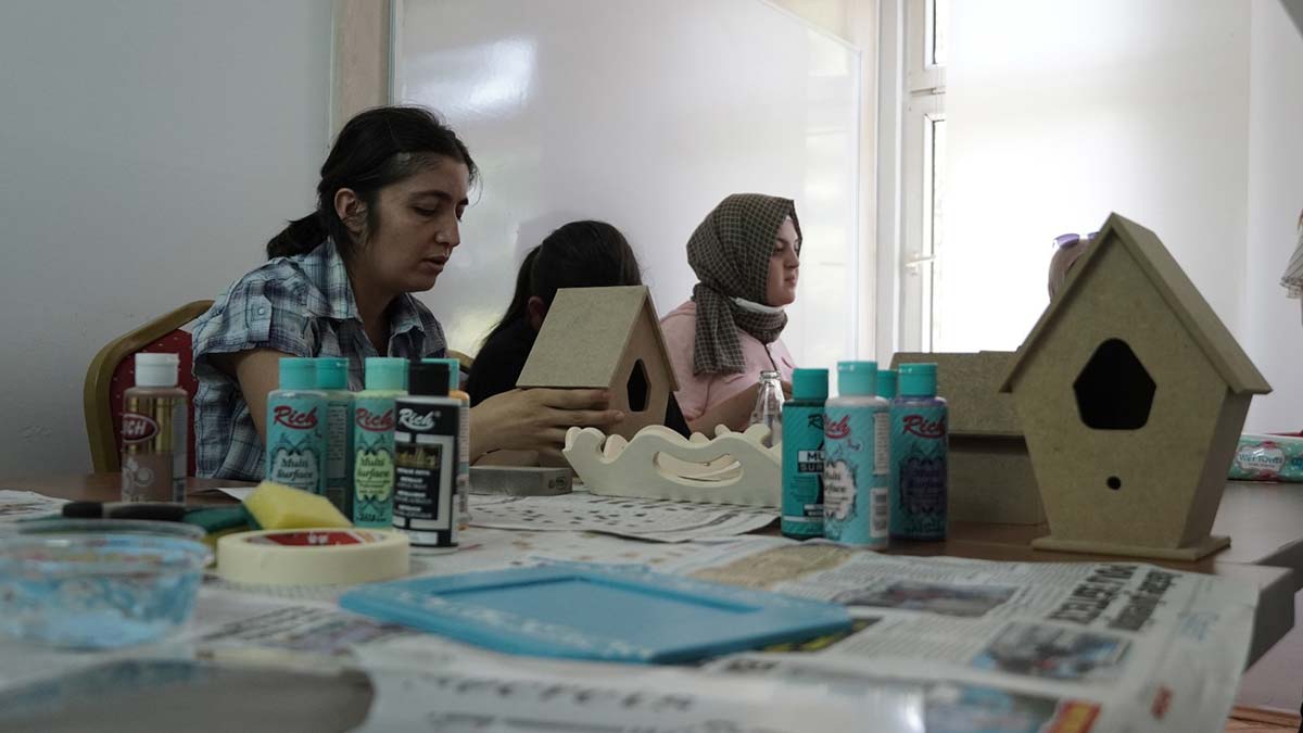 Ahşap boyama atölyesinde oyuncaklara özel dokunuş