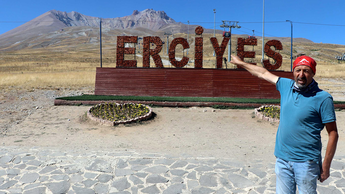 Erciyes Dağı'na yapılan zirve tırmanışlarında kullanılan rotanın önemli olduğunu belirten İsmail Yılmaz, " Erciyes'te taş akması çok yoğun oluyor. Özellikle bu aylarda kesinlikle Şeytan Deresi'ne girilmemesi lazım" diye konuştu.