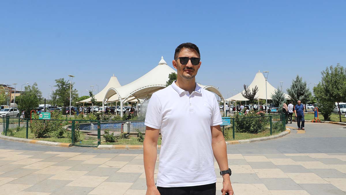 Diyarbakır'ın Silvan ilçesinde 10 yaşından beri ileri derece görme kaybı yaşayan Mahmut Fidan (28), sağ gözüne yapılan kornea nakli ile net görebilmeye başladı.