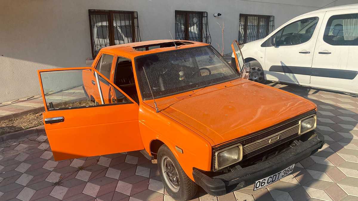 Bu kadarına da pes; 1971 model otomobilin açılır tavanı çalındı