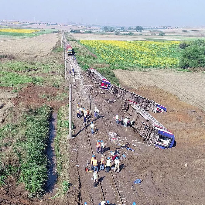 25 kişinin öldüğü çorlu tren kazası soruşturması genişletildi; 9 görevliye daha 15 yıl hapis istemiyle dava açıldı, davada yargılanacak sanık sayısı 13'e yükseldi.