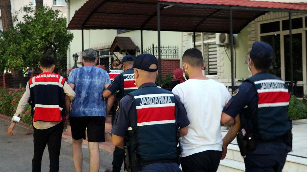 Sakız Adası'na kaçmaya çalışan 3 FETÖ şüphelisi yakalandı