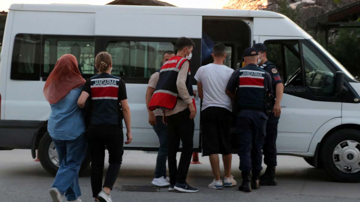 Sakız Adası'na kaçmaya çalışan 3 FETÖ şüphelisi yakalandı