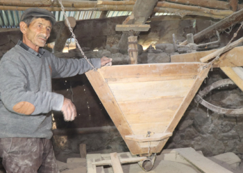 300 yıllık su değirmeninde buğday öğütüyor
