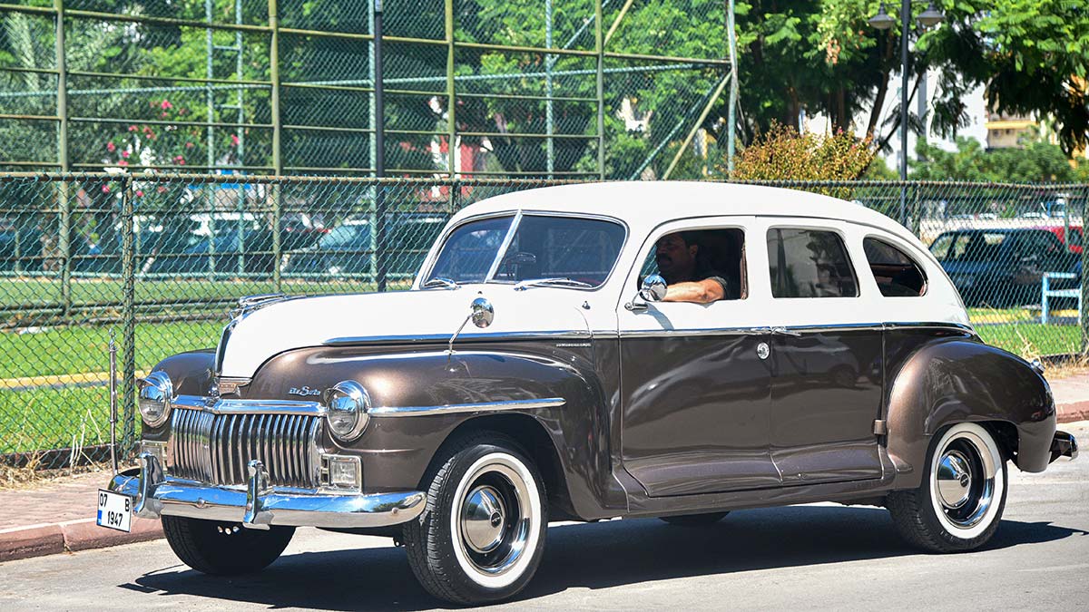 75 yaşındaki otomobilini, 2 eve değişmedi