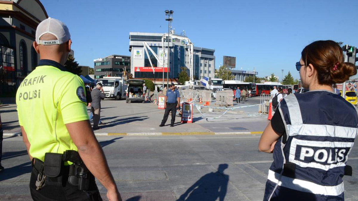 İçişleri Bakanlığı, ülke genelinde mal ve hizmet satmak suretiyle halkı rahatsız edenlere ve dilencilere yönelik uygulamada çeşitli suçlardan aranan 631 kişinin yakalandığını, 17 şüphelinin gözaltına alındığını açıkladı.
