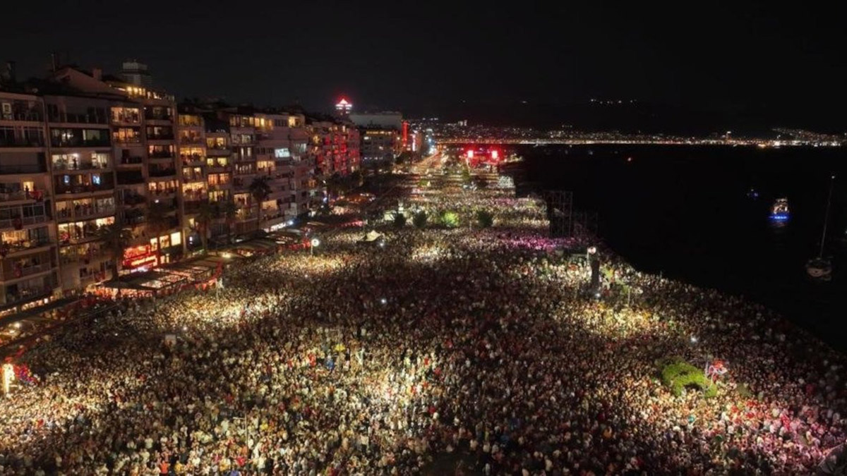 9 Eylül kutlamalarında katılımcı sayısı çelişkisi