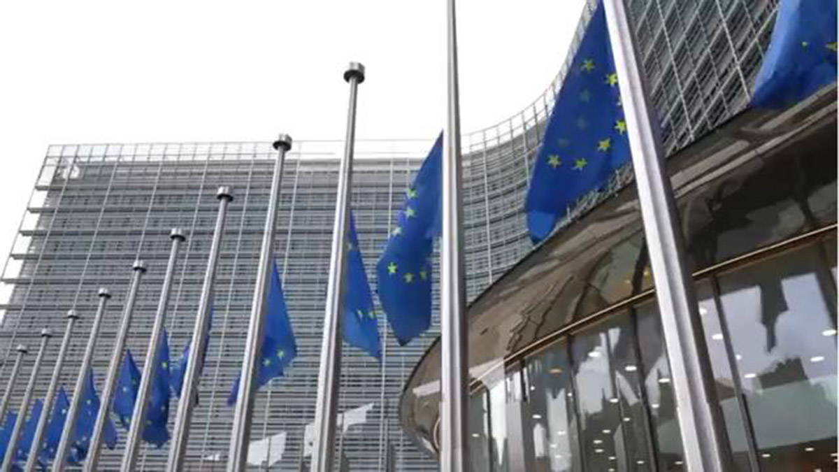 AB bayrakları yarıya indirildi