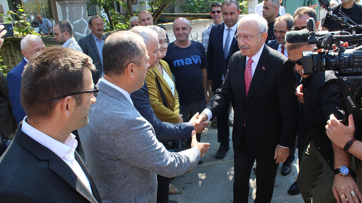 CHP Genel Başkanı Kemal Kılıçdaroğlu, Sakarya'nın Hendek ilçesinde 3 Temmuz 2020'de havai fişek fabrikasındaki patlamada hayatını kaybedenlerin aileleriyle buluştu. Kılıçdaroğlu, "Adaletin olmadığı yerde dünya olmaz, kainat olmaz. Devletin dini adaletse adaletin de bir şekilde sağlanması lazım" dedi.