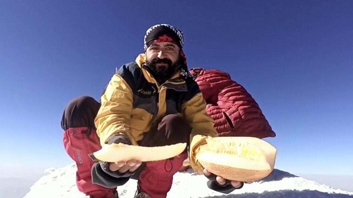 Ağrı Dağı'nın zirvesinde kavun kesip çay içtiler