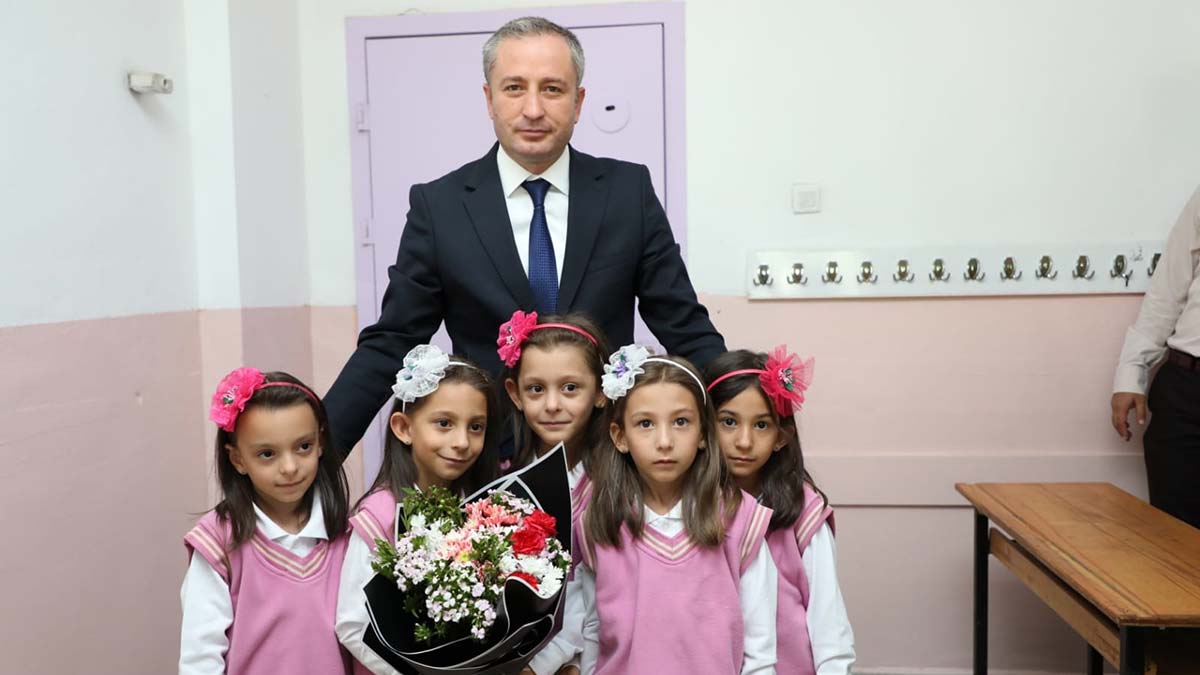 Ağrı'da beşiz kız kardeşler okula başladı