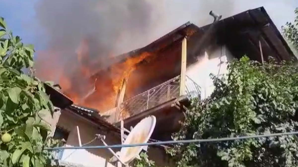 Ahırda çıkan yangın eve sıçradı