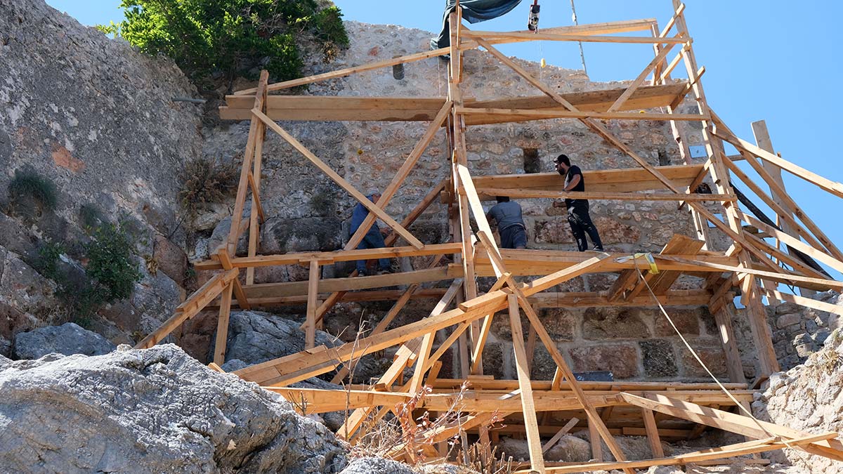 Alanya kalesi'nin surlarını devlet onarıyor