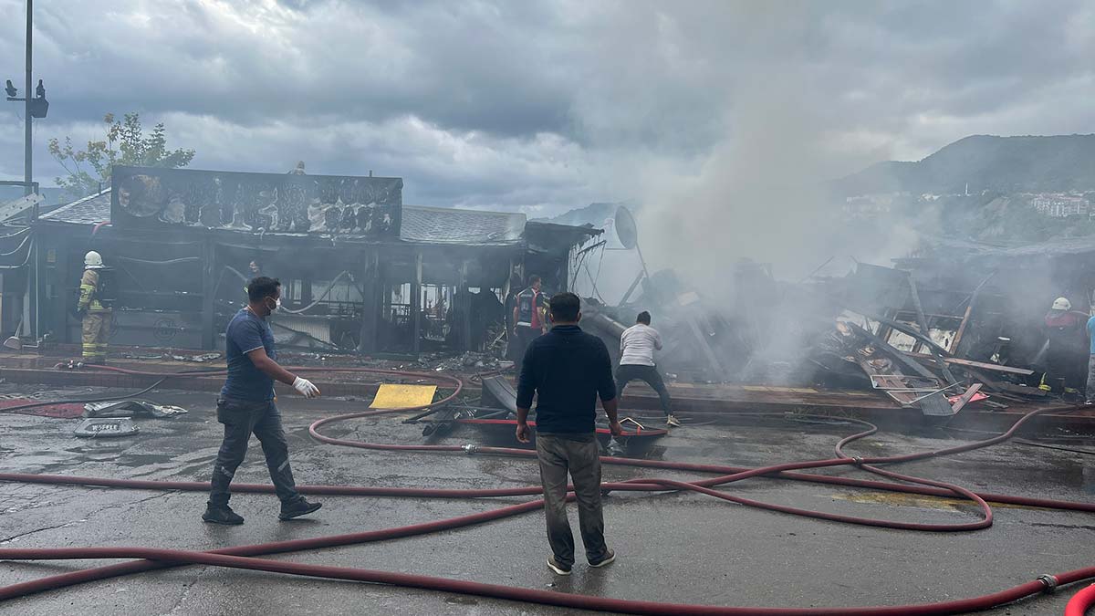 Amasra'da 2 kafe ve 3 büfe yandı