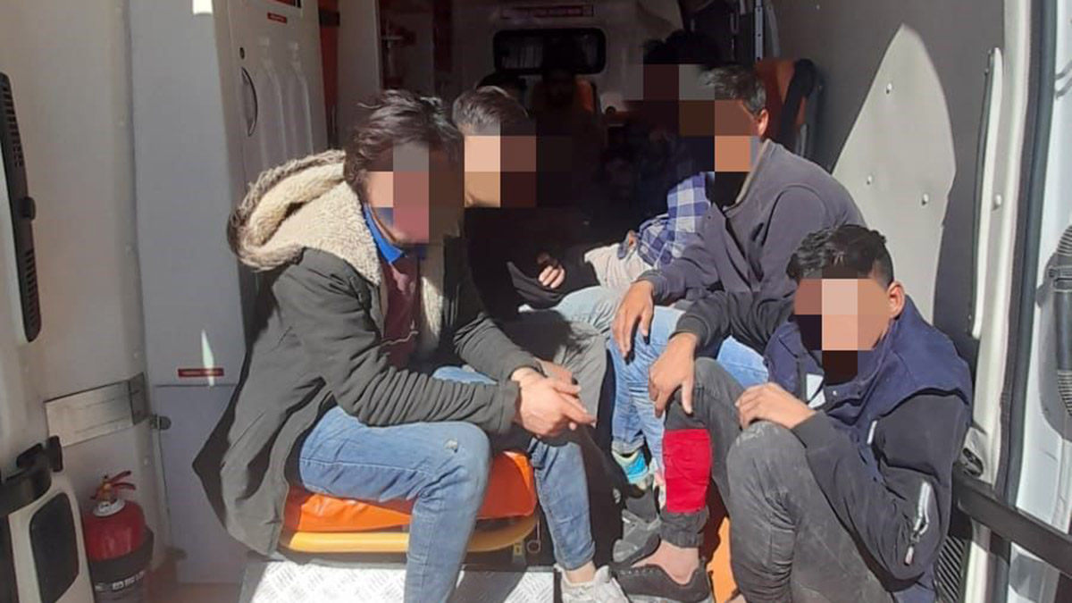 Ambulanstan 12 kaçak göçmen çıktı
