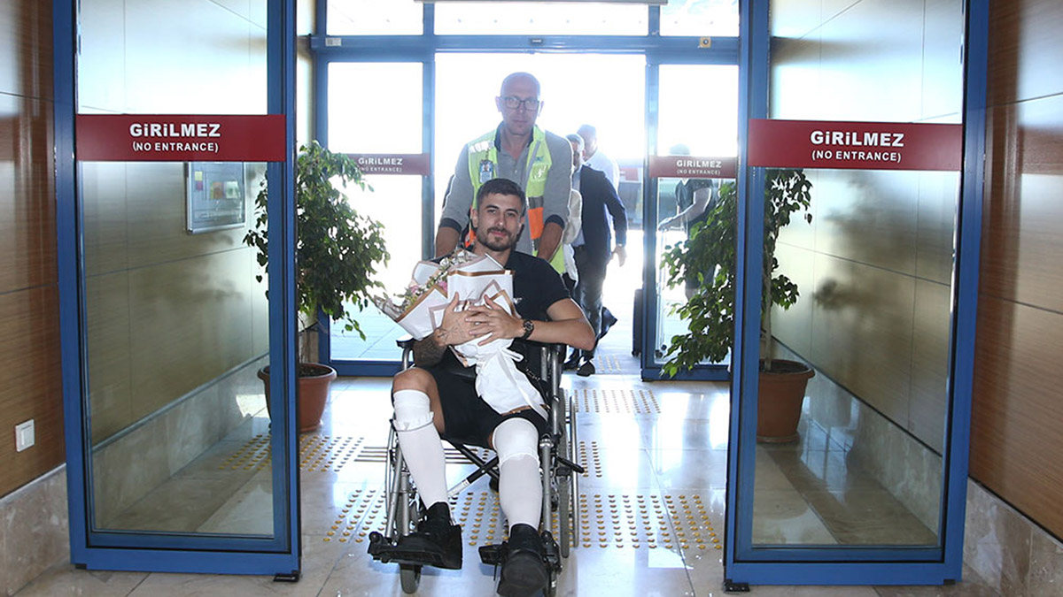 Ameliyat olan Dorukhan Toköz, Trabzon'a döndü