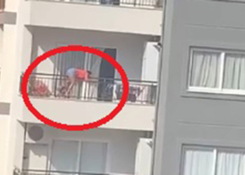 Annelerinin atlamaması için bacağına sarıldılar