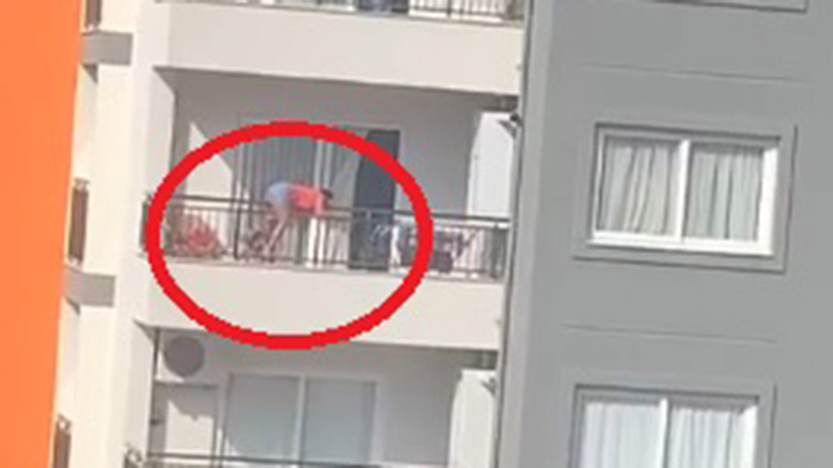 Annelerinin atlamaması için bacağına sarıldılar