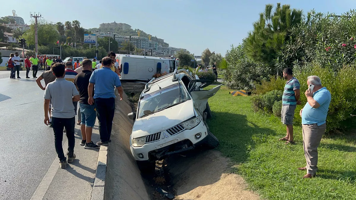 Antalyada ambulans ile kamyonet carpisti 8 yarali 1 - yaşam - haberton