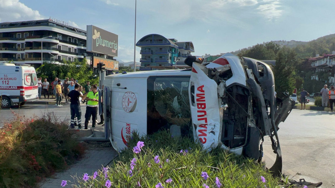 Antalya'da ambulans ile kamyonet çarpıştı: 8 yaralı