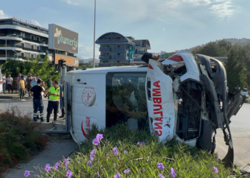Antalya'da ambulans ile kamyonet çarpıştı: 8 yaralı