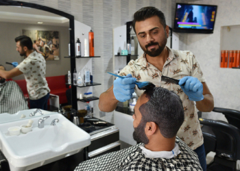 Antalya'da kuaförlere mühürlü pazar günü izni