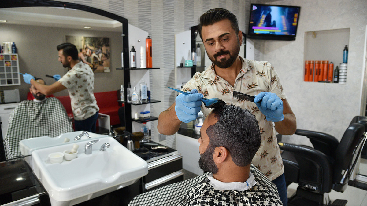 Antalya'da kuaförlere mühürlü pazar günü izni