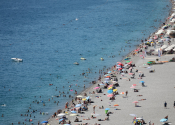 Antalya'da sahiller yabancı turistlere kaldı