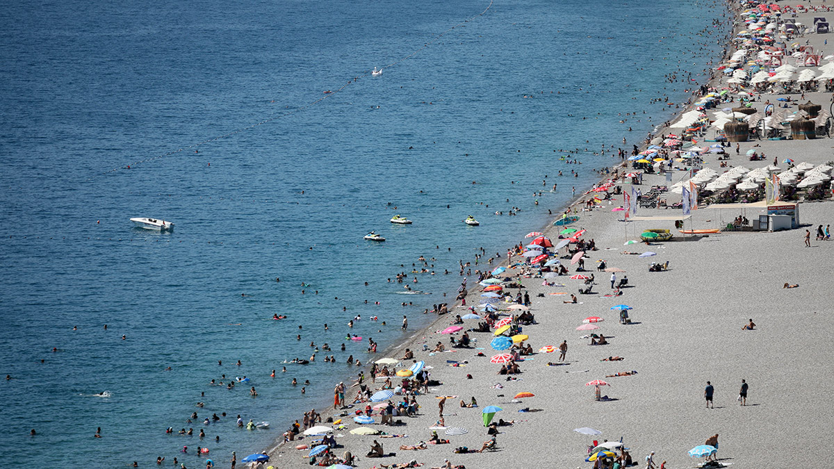 Antalya'da sahiller yabancı turistlere kaldı