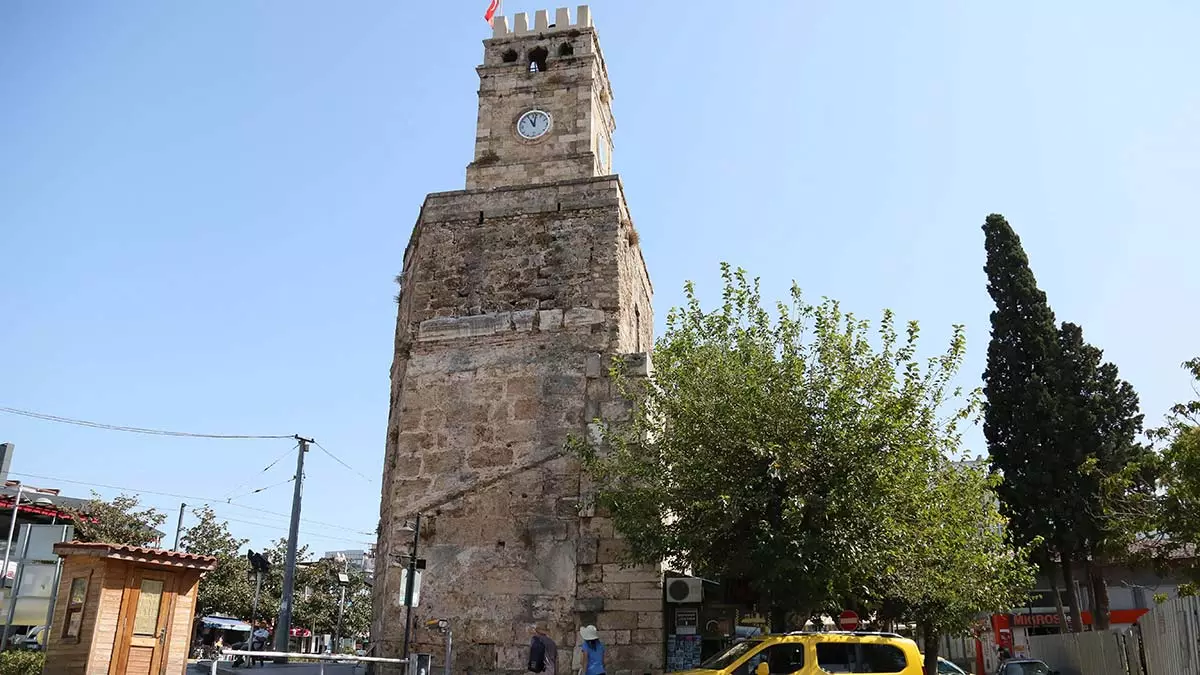 Antalya'daki tarihi saat kulesi'ne osmanlıca kadran