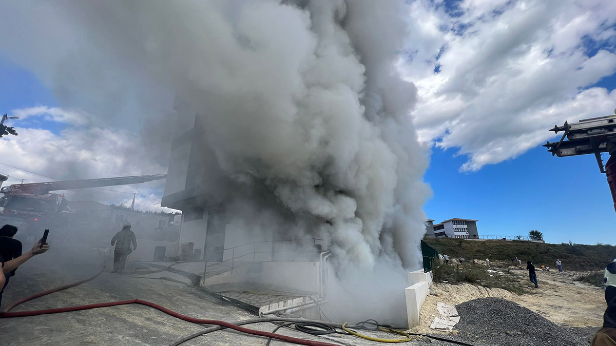 Arnavutköy'de ayakkabı fabrikasında yangın