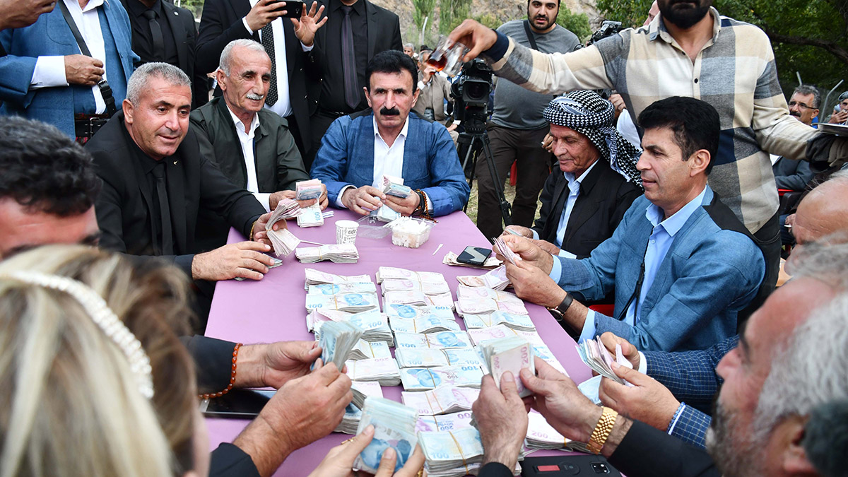 Aşiret düğününde takılan parayı 9 kişi saydı