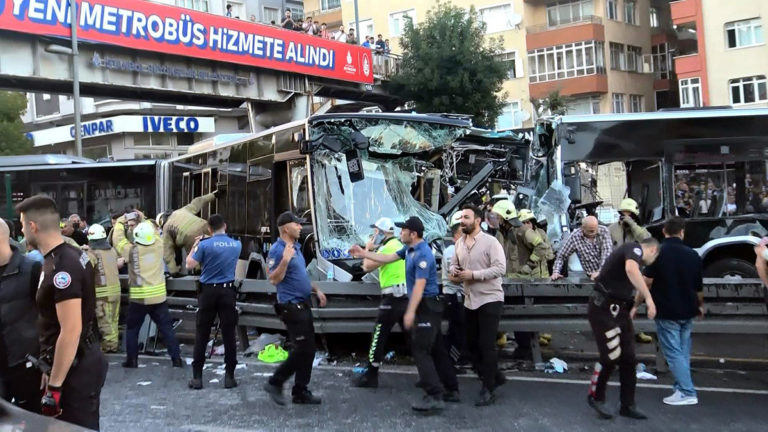 Avcılar’da metrobüs kazası: 99 kişi yaralandı