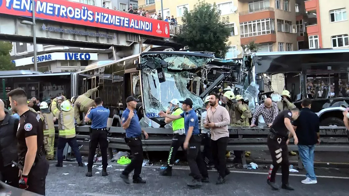 Avcılar'da metrobüs kazası: 99 kişi yaralandı