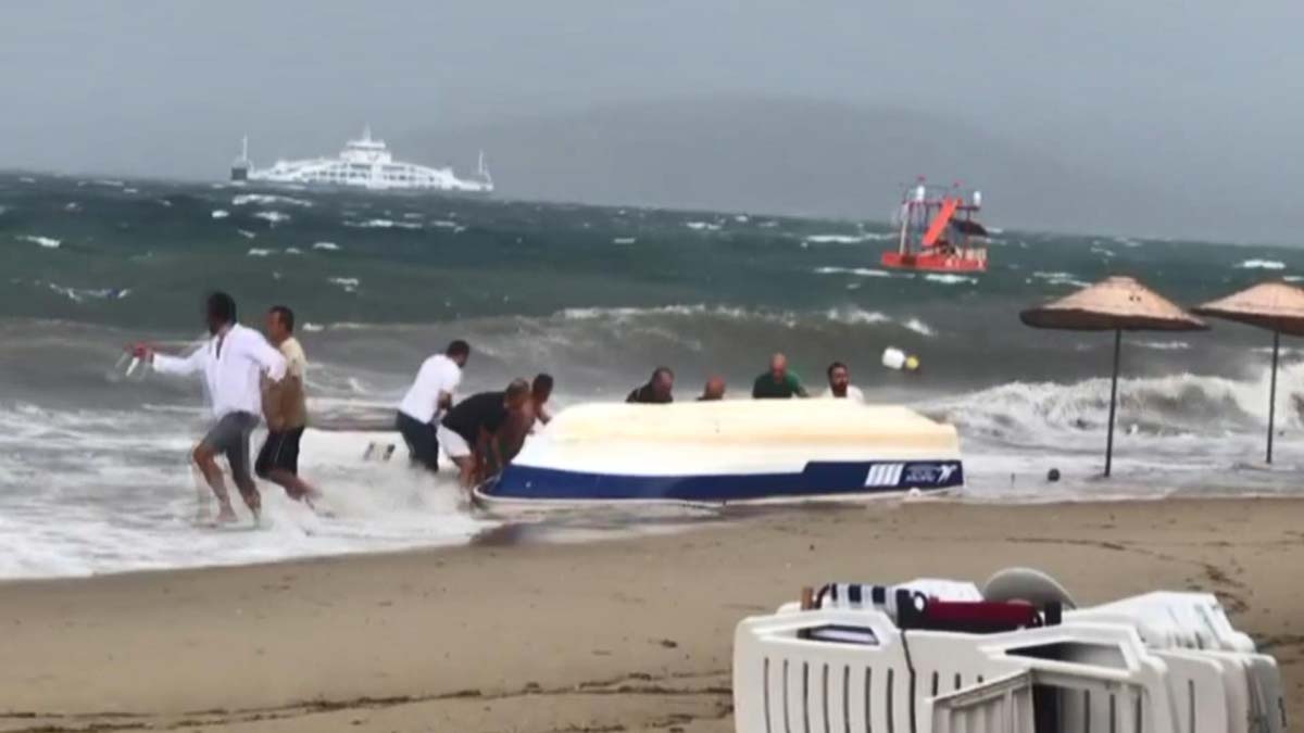 Avşa Adası'nda kuvvetli rüzgar 5 sandalı batırdı