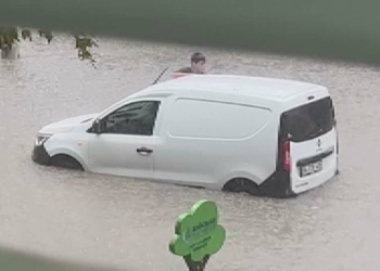 Bağcılar'da araçlar mahsur kaldı