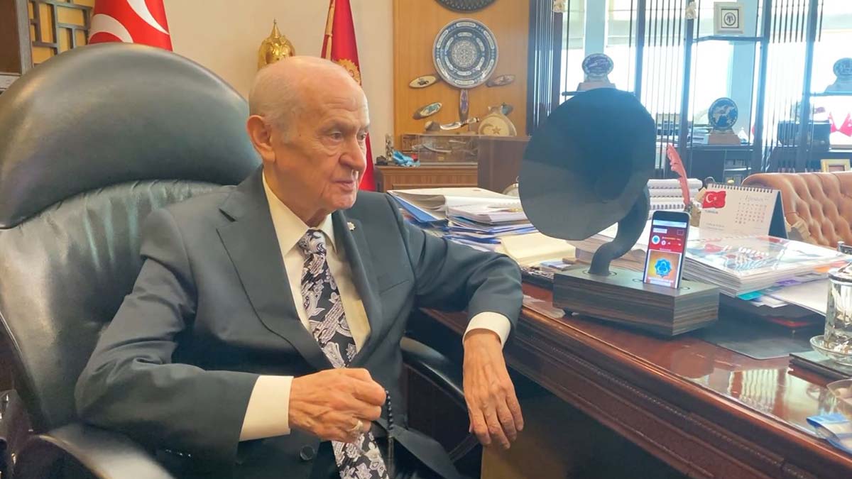 Bahçeli, radyo kanalı Efebey'in ilk yayınını dinledi