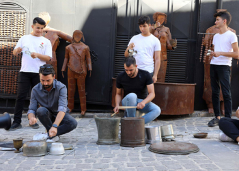 Bakır mutfak gereçlerinden ritim orkestrası kurdular
