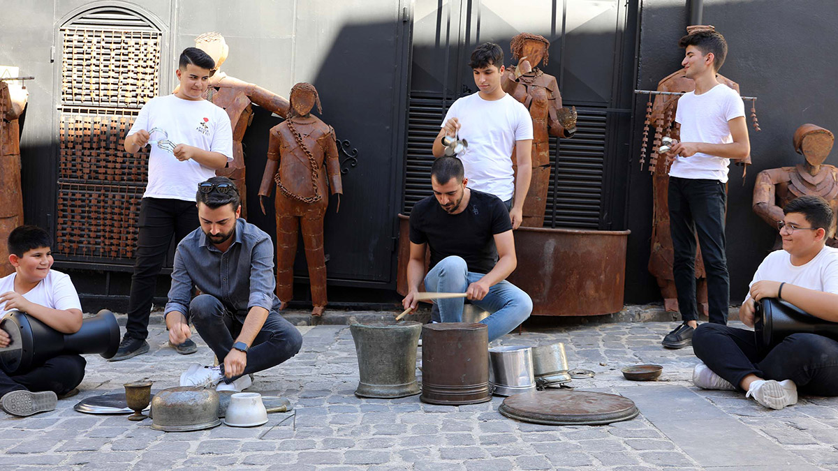 Bakır mutfak gereçlerinden ritim orkestrası kurdular